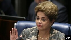 Dilma Rousseff, Presiden Brazil yang digulingkan pekan ini, melambaikan tangannya seusai sidang pemakzulan dirinya di Senat Federal di Brasilia, Brazil, 29 Agustus 2016 (AP Photo/Eraldo Peres).