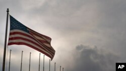 Bendera AS berkibar di Kedutaan Besar AS di Havana, Kuba, Senin, 18 Maret 2019. (Foto: AP)