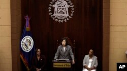 La presidenta de Taiwán, Tsai Ing-wen, se dirige a la Asamblea Nacional en Belmopán, Belice, el 3 de abril de 2023. A su lado, a la izquierda, la portavoz de la Cámara, Valerie Woods, y la presidenta del Senado, Carolyn Trench Sandiford. 