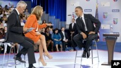 El presidente Barack Obama con los presentadores Jorge Ramos y María Elena Salinas durante el debate independiente ‘El Gran Encuentro’ de la cadena hispana Univisión.