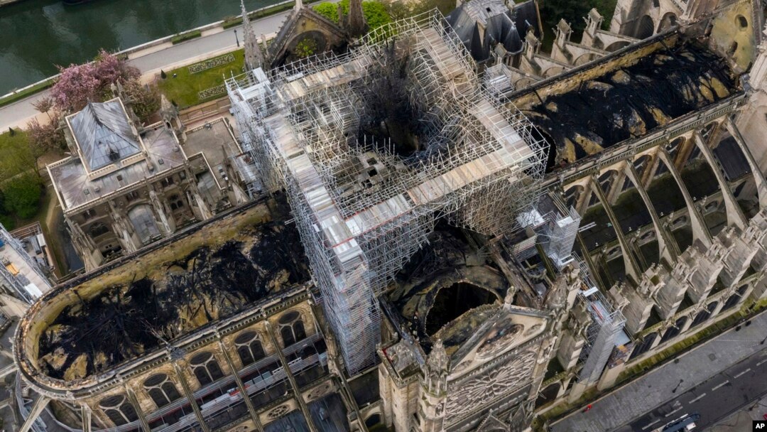 Foto udara Katedral Notre Dame di Paris, Perancis pasca kebakaran, Rabu (17/4).