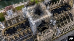 Foto udara Katedral Notre Dame di Paris, Perancis pasca kebakaran, Rabu (17/4).