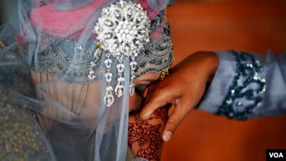 Dadam qizini sikdi va u pornoga qarshilik qildi