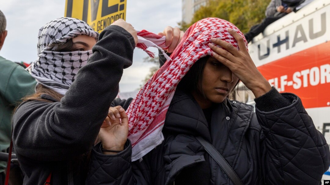 Devojke vezuju palestinsku kefiju da bi iskazale podršku na pro-palestinskim demonstracijama u Vašingtonu, 4. novembra 2023. (Foto: AP /Amanda Andrade-Rhoades)