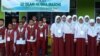Siswa-siswi SD Al Bina Masohi, Maluku, berfoto dengan spanduk yang menyemangati mereka saat menikuti Ujian Sekolah Berstandar Nasional (UASBN) 2019. (Courtesy: Darno Yusuf Mulyono/SD Al Bina Masohi)