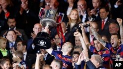 Andrés Iniesta de Barcelone tient le trophée après avoir remporté la finale de la Copa del Rey entre le FC Barcelone et le Séville FC au stade Vicente Calderón à Madrid, dimanche 22 mai 2016.