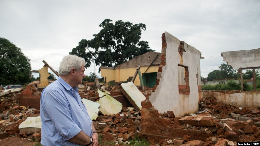 FILE - Stephen O'Brien, pejabat tinggi kemanusiaan PBB, melihat masjid utama di Bangassou, Republik Afrika Tengah, yang terbakar dan hancur saat serangan yang melibatkan anti-balaka Kristen pada bulan Mei, 17 Mei 2017