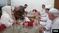 Duta Besar Amerika Serikat untuk Republik Indonesia, Joseph R. Donovan (kedua dari kiri, baris kiri), berdialog dengan pengurus Yayasan Masjid Cheng Hoo Surabaya, Kamis, 9 Mei 2018.(Foto: Petrus Riski/VOA)