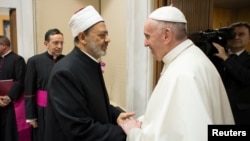 Le grand imam de l'influente institution sunnite Al-Azhar, Ahmad Al-Tayeb, a rencontré mardi à Rome le pape François au Vatican, 7 novembre 2017.