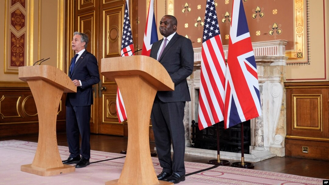 Ngoại trưởng Hoa Kỳ Antony Blinken (trái) phát biểu cùng với Ngoại trưởng Anh David Lammy.