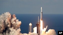 Roket SpaceX Falcon Heavy sebagai ilustrasi. Komisi Eropa pada Selasa (15/2) menetapkan rencana pembangunan komunikasi satelit senilai 6 miliar euro atau setara dengan Rp97,4 triliun. (Foto: AP)