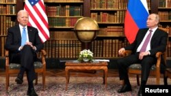 Presiden AS Joe Biden (kiri) dan Presiden Rusia Vladimir Putin melakukan pertemuan puncak di Villa La Grange di Jenewa, Swiss hari Rabu (16/6).