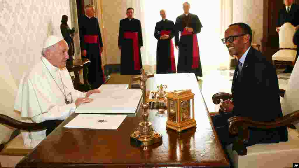 Le président rwandais Paul Kagame avec le pape François lors d&#39;une audience privée, au Vatican, le 20 mars 2017.