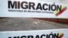 Un perro camina en el lado venezolano del Puente Internacional Francisco de Paula Santander, donde cuelgan carteles de migración en Ureña, Venezuela, el martes 26 de febrero de 2019, visto desde el otro lado del puente en Cúcuta, Colombia, mientras la frontera permanece cerrada.