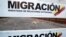 Un perro camina en el lado venezolano del Puente Internacional Francisco de Paula Santander, donde cuelgan carteles de migración en Ureña, Venezuela, el martes 26 de febrero de 2019, visto desde el otro lado del puente en Cúcuta, Colombia, mientras la frontera permanece cerrada.