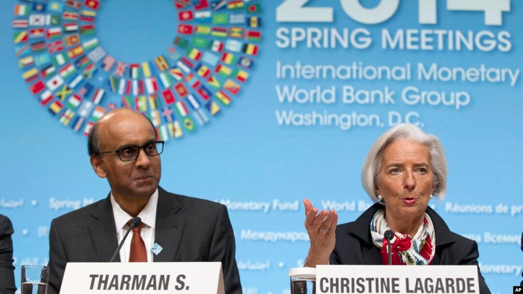 Tổng Giám đốc IMF Christine Lagarde vào Bộ trưởng Tài chánh Singapore Tharman Shanmugaratnam tại cuộc họp báo ở Washington, ngày 12/4/2014. 