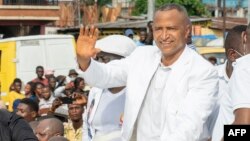 Moise Katumbi (C) azali kopepa loboko bna bokomi na ye na Kinshasa, 6 novembre 2020.