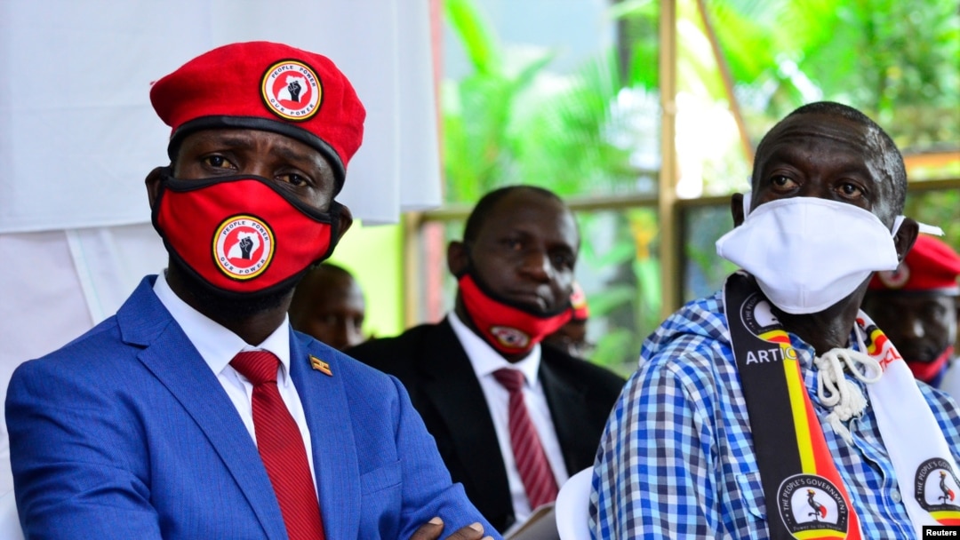 Umucuraranzi akaba n'umunyepolitike, Robert Kyagulanyi, azwi nka Bobi Wine hamwe na Kizza Besigye bari mu kiganiro n'abamenyeshamakuru i Kampala, kw'itariki 15/06/2020. 