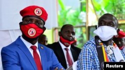 Umucuraranzi akaba n'umunyepolitike, Robert Kyagulanyi, azwi nka Bobi Wine hamwe na Kizza Besigye bari mu kiganiro n'abamenyeshamakuru i Kampala, kw'itariki 15/06/2020. 