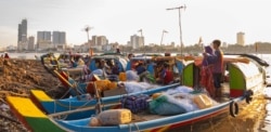 Fishing boat are parked along the Mekong riverbank on the evening of Oct. 14, 2019 in Phnom Penh, Cambodia. (Malis Tum/VOA Khmer)