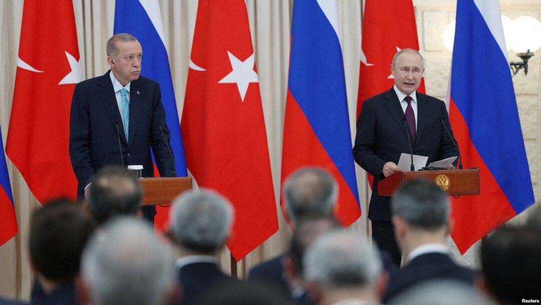 Президент Турции Тайип Эрдоган и его российский коллега Владимир Путин принимают участие в пресс-конференции после их встречи в Сочи, Россия, 4 сентября 2023 года.