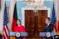 Menteri Luar Negeri Jerman Annalena Baerbock (kiri), berbicara saat Menteri Luar Negeri Antony Blinken mendengarkan dalam jumpa pers di Departemen Luar Negeri di Washington, Jumat, 15 September 2023. (AP/Alex Brandon)