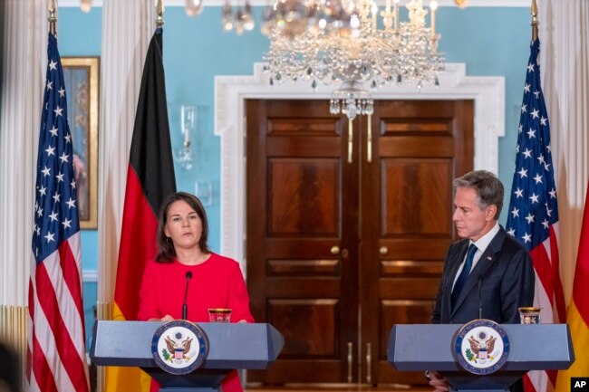 Menteri Luar Negeri Jerman Annalena Baerbock (kiri), berbicara saat Menteri Luar Negeri Antony Blinken mendengarkan dalam jumpa pers di Departemen Luar Negeri di Washington, Jumat, 15 September 2023. (AP/Alex Brandon)