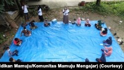 Kampanye Taki Mi'guru atau Ayo kembali Belajar bersama anak anak SD simboro, kecamatan Mamuju. Senin, 15 Meret 2021. (Foto: Pokja Pendidikan Mamuju/Komunitas Mamuju Mengajar)