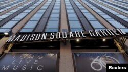 Iklan acara Grammy Awards ke-60 tampak di samping Madison Square Garden di Manhattan, New York, 25 Januari 2018.