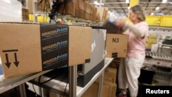 Nhân viên làm việc tại trung tâm phân phối của Amazon ở Phoenix, Arizona.