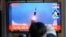韩国民众在首尔一个火车站观看电视播放的朝鲜试射导弹新闻画面。（2022年1月27日）