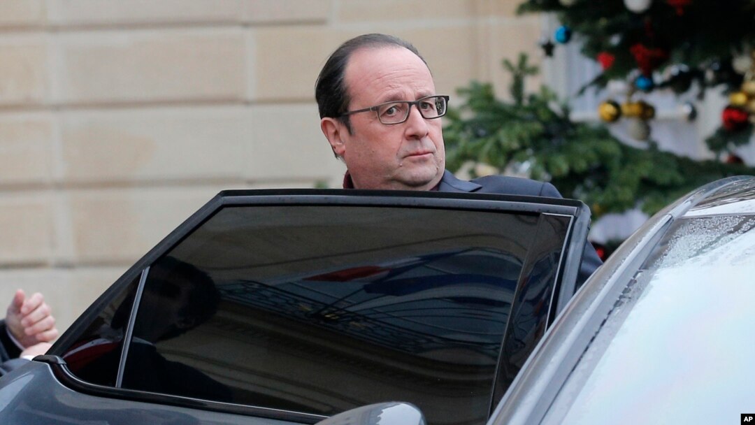 Tổng thống Hollande đã đến địa điểm vụ tấn công ở trung tâm Paris ít lâu sau khi xảy ra các vụ nổ súng vào trụ sở tuần báo trào phúng Charlie Hebdo.