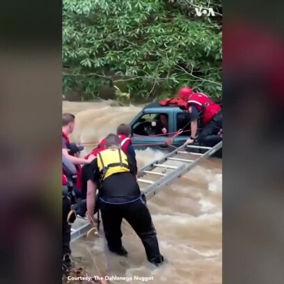 Giải cứu mẹ và bé sơ sinh khỏi dòng nước chảy xiết