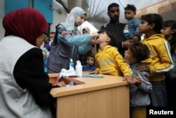 Anak-anak Palestina menerima vaksin polio dalam putaran kedua kampanye imunisasi di tengah konflik Israel-Hamas, di Kota Gaza, 2 November 2024. (Foto: Dawoud Abu Alkas/REUTERS)