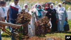 بقایای ۹ قربانی دیگر نسل کشی که به تازگی شناسایی شده اند، به خاک سپرده شد. ۲۱ تیر ۱۳۹۹