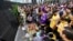 អ្នក​គាំទ្រ​លោក Kobe Bryant កាន់​ទុក្ខ​នៅ​មុខ​មជ្ឈមណ្ឌល Staples នៅ​ក្នុង​ក្រុង Los Angeles កាលពី​ថ្ងៃទី២៦ ខែមករា ឆ្នាំ២០២០។