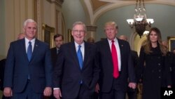 Le président élu, Donald Trump, son épouse Melania, le vice-président élu Mike Pence et le leader de la majorité au Sénat, Mitch McConnell, de Ky., Se promènent au Capitole à Washington, 10 novembre 2016. 