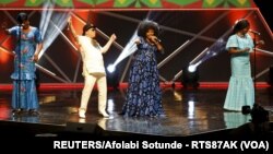 Le chanteur nigérian Omawumi, 2ème a droite, et le chanteur malien Salif Keita, 2ème a gauche, se produisent lors des récompenses de la Confédération des football africains (CAF) à Abuja, Nigeria, 7 janvier 2016. 