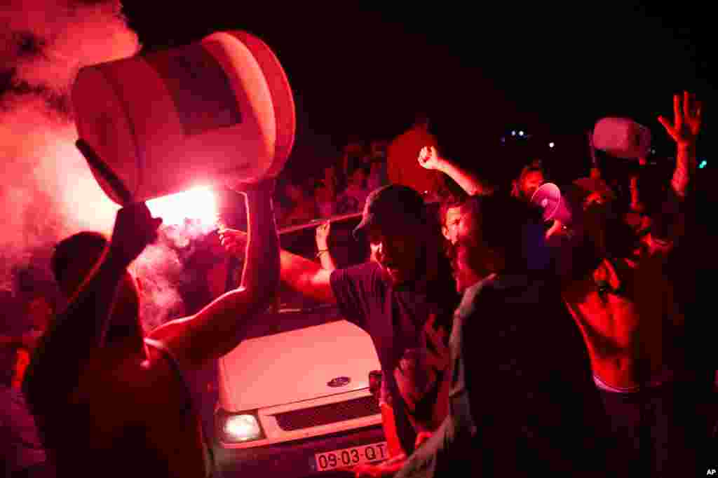 Une foule jubile à Lagos, dans le sud du Portugal, après la victoire de l&rsquo;équipe portugaise sur celle de la France en match de finale de l&rsquo;Euro 2016 a joué&nbsp;à Paris, 10&nbsp;juillet&nbsp;2016.