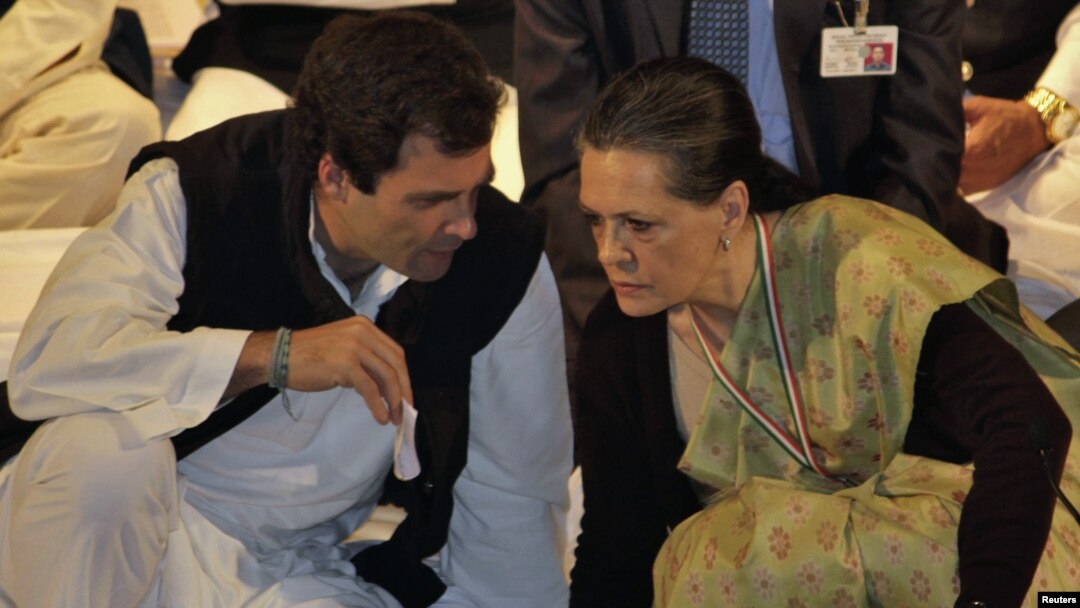 Rahul Gandhi, seorang pengacara, tengah berbincang dengan ibunya, Sonia Gandhi (kanan) yang menjabat sebagai ketua kongres partai yang berkuasa di India, dalam kongres partai tersebut di Rajasthan (20/1). Rahul Gandhi akhir pekan ini diangkat sebagai wakil ketua partai.