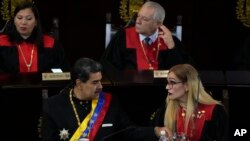 El presidente venezolano, Nicolás Maduro, habla con la presidenta de la Corte Suprema de Justicia, Caryslia Rodríguez, en la Corte Suprema de Justicia en Caracas, Venezuela, el miércoles 31 de enero de 2024. (Foto AP/Ariana Cubillos)