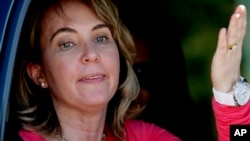Giffords lanzó un beso a la multitud luego de lanzarse exitosamente en paracaídas.