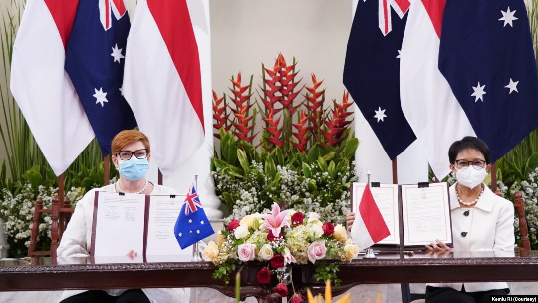 Menlu Australia Marise Payne dan Menlu RI Retno Marsudi (kanan) seusai penandatanganan nota kesepakatan (MOU) pakta pertahanan di kantor Kemenlu RI di Jakarta, 9 September 2021. (Kemlu RI)