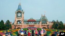 Perayaan pembukaan kembali Taman hiburan Disneyland di Shanghai, China, 11 Mei 2020. (AP Photo/Sam McNeil)