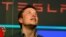 CEO Tesla Motors Elon Musk bereaksi menyusul penawaran umum perdana perusahaan di pasar NASDAQ di New York 29 Juni 2010. (Foto: REUTERS/Brendan McDermid)