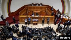 Diputados votan durante una sesión de la Asamblea Nacional en Caracas, Venezuela, 15 de enero de 2019. 