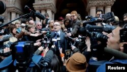 John Norris (nan mitan), avoka youn nan sispèk yo, Raed Jaser, ap pale ak laprès aprè kliyan n nan te fin fè yon parèt tou kout nan yon tribinal nan Toronto (23 avril avril 2013). 