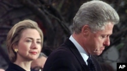 Foto de archivo del 19 de diciembre de 1998, cuando el presidente Bill Clinton ofreció un discurso para agradecer a los miembros del partido demócrata de la Cámara de Representantes que votaron en contra del juicio político. 