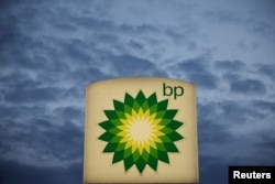 Logo BP terlihat di pom bensin di Pienkow, Polandia, 8 Juni 2022. (Foto: Kacper Pempel)