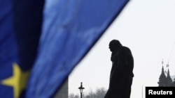 A European Union flag flutters by the statue of former British Prime Minister Winston Churchill in Parliament Square, in London, March 5, 2025.